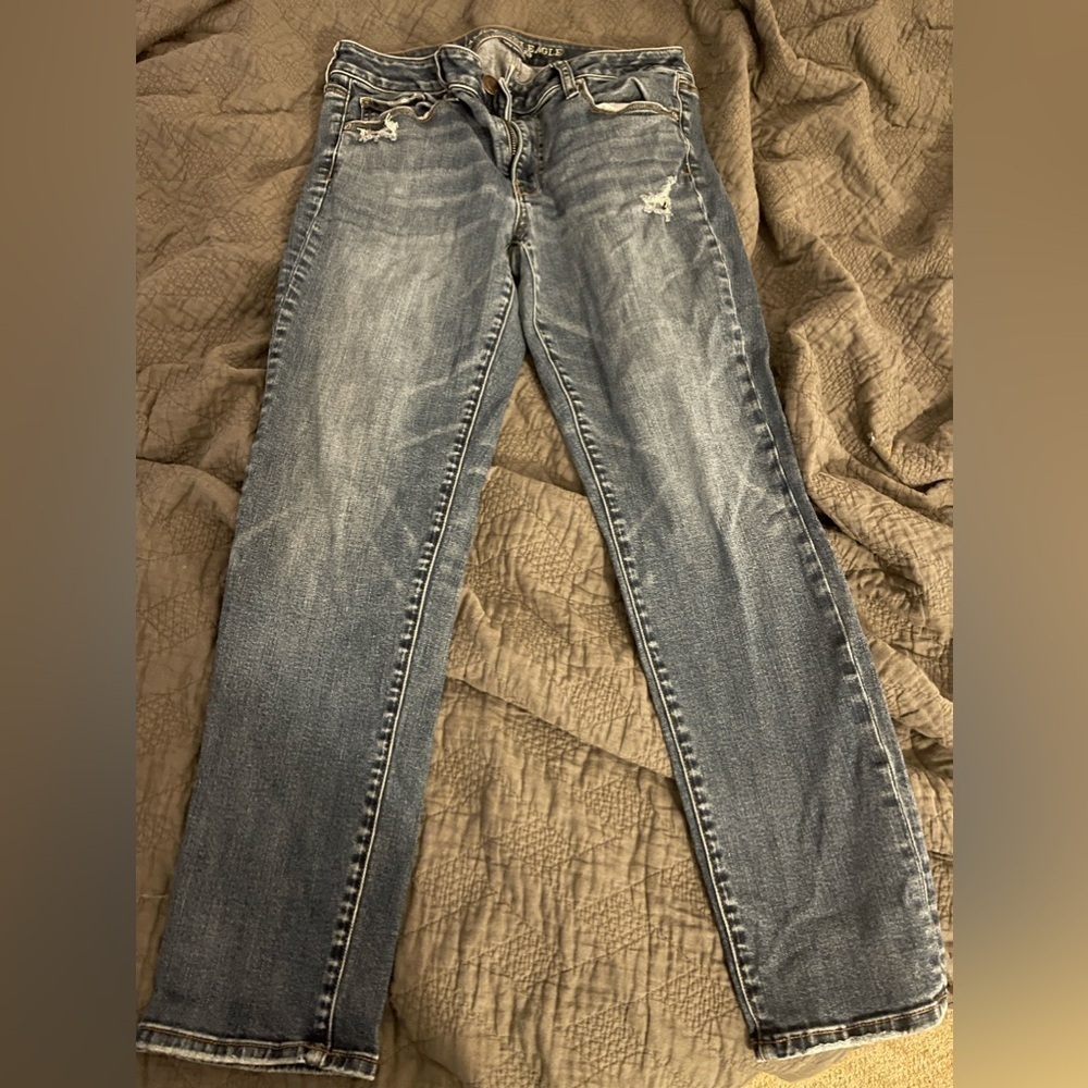 American Eagle Super Stretch X distressed Skinny Jeans. Size 10 short
